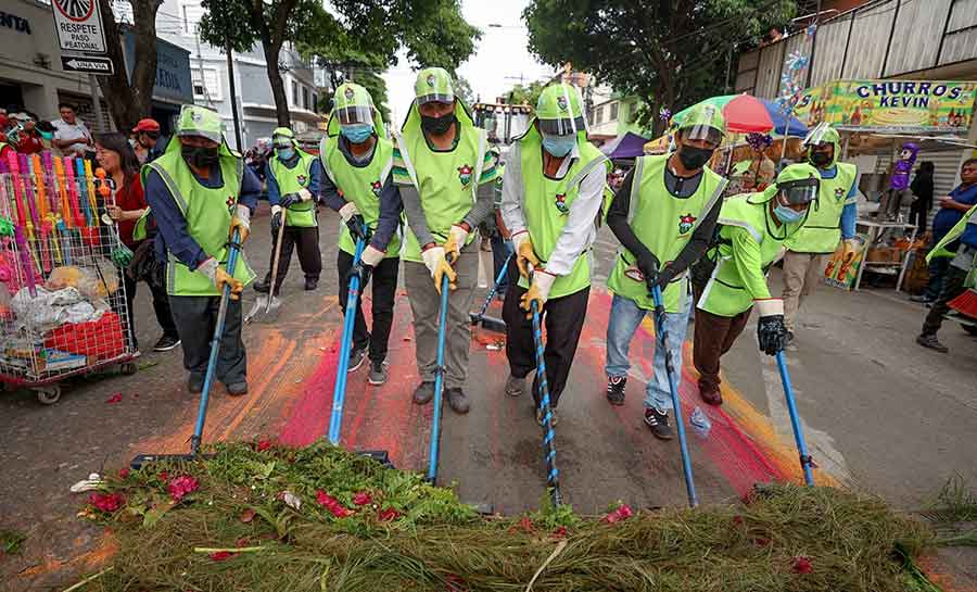 Cuadrilla de limpieza de alfombras de la Municipalidad de Guatemala