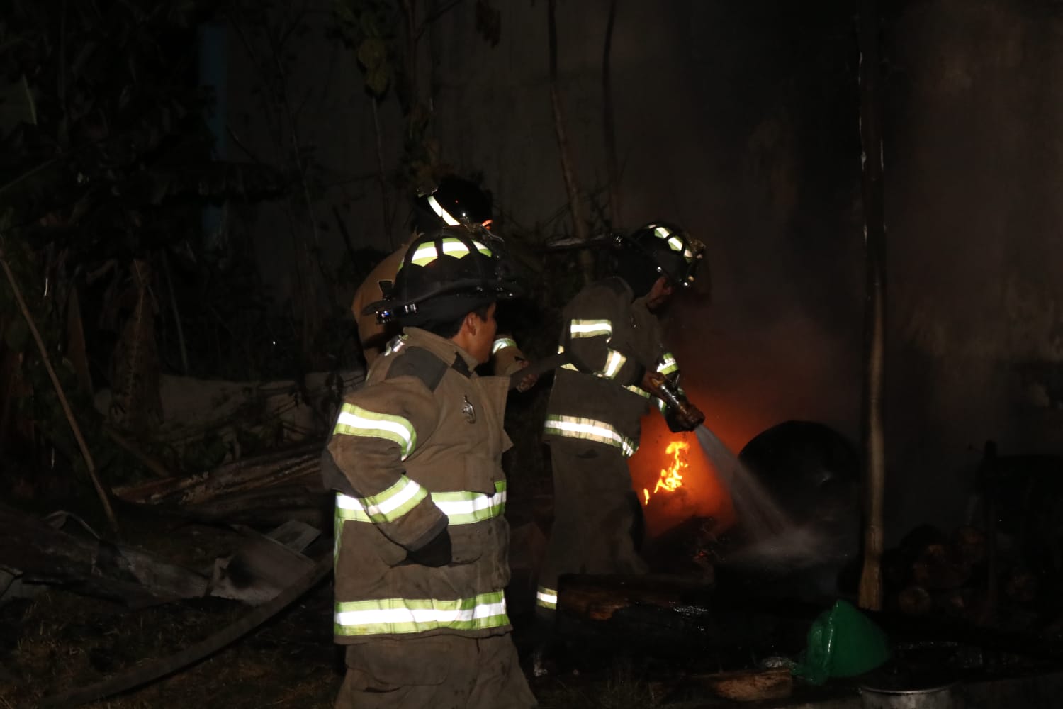 Incendio consume vivienda en zona 24