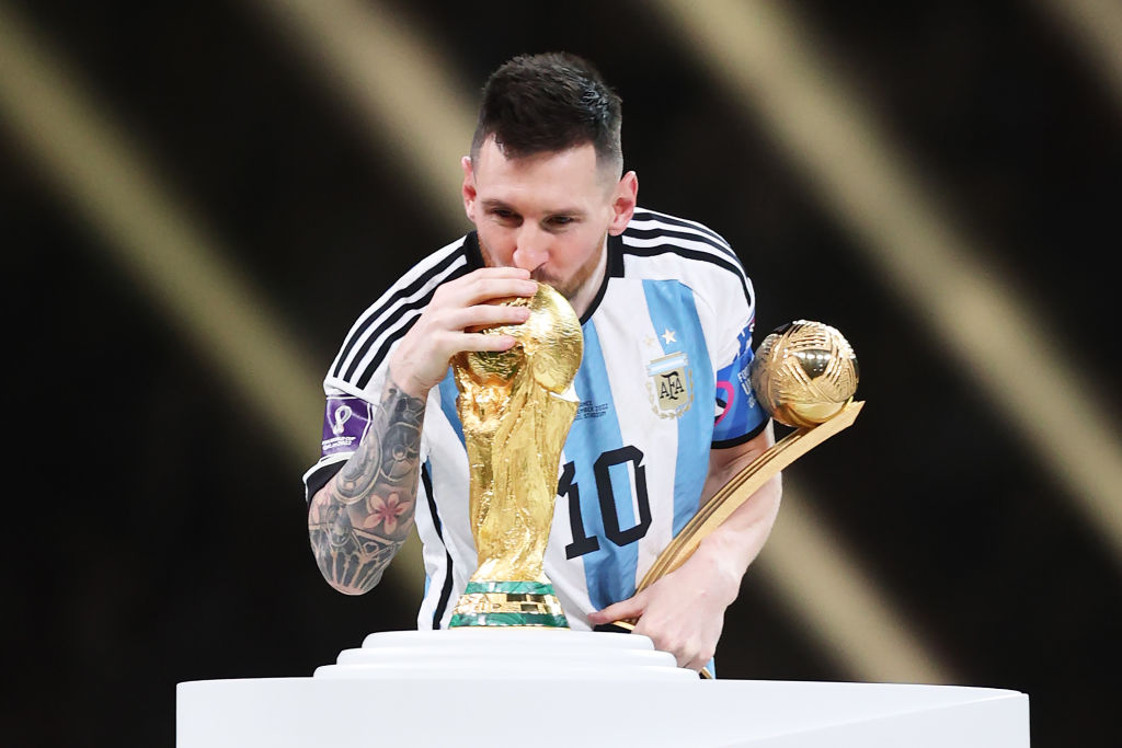 Beso de Lionel Messi a la Copa del Mundo