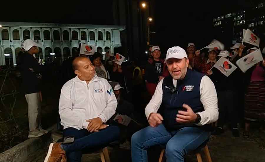 Aldo Dávila y Roberto Arzú charlan frente a la CSJ