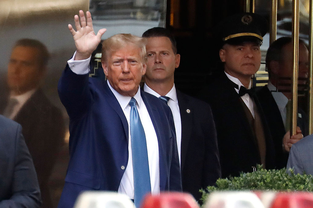 Donald Trump saludando