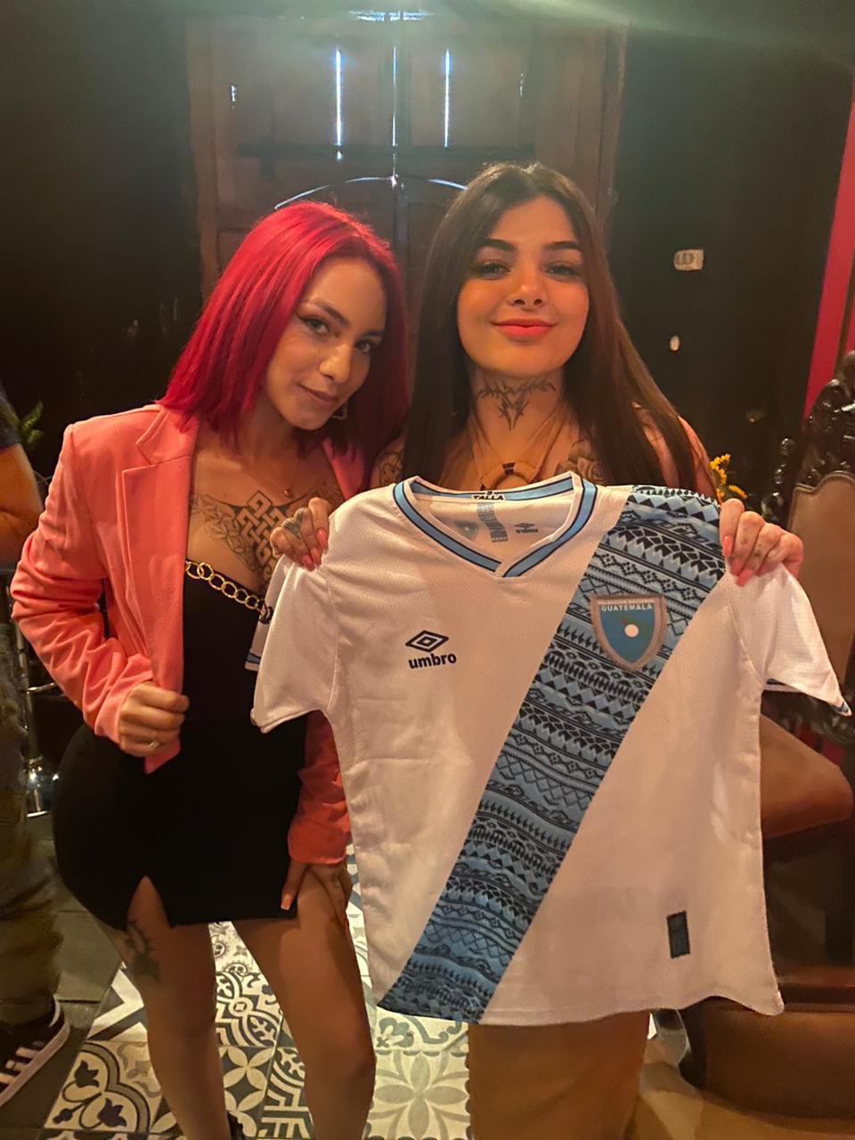 Kaeelen García obsequia la camisola de Guatemala a Karely Ruiz