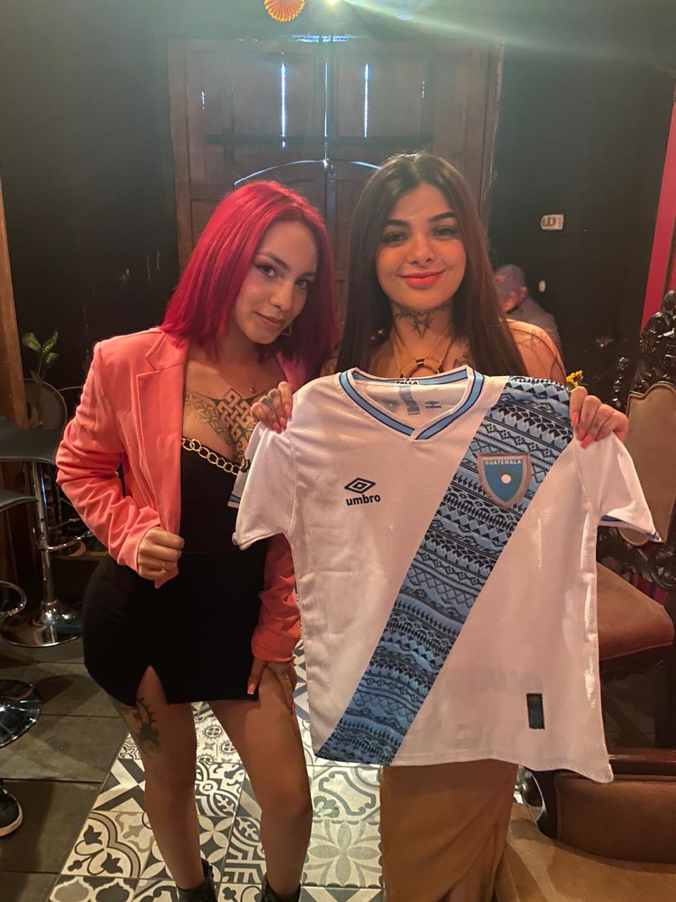 Kaeelen García obsequia la camisola de Guatemala a Karely Ruiz