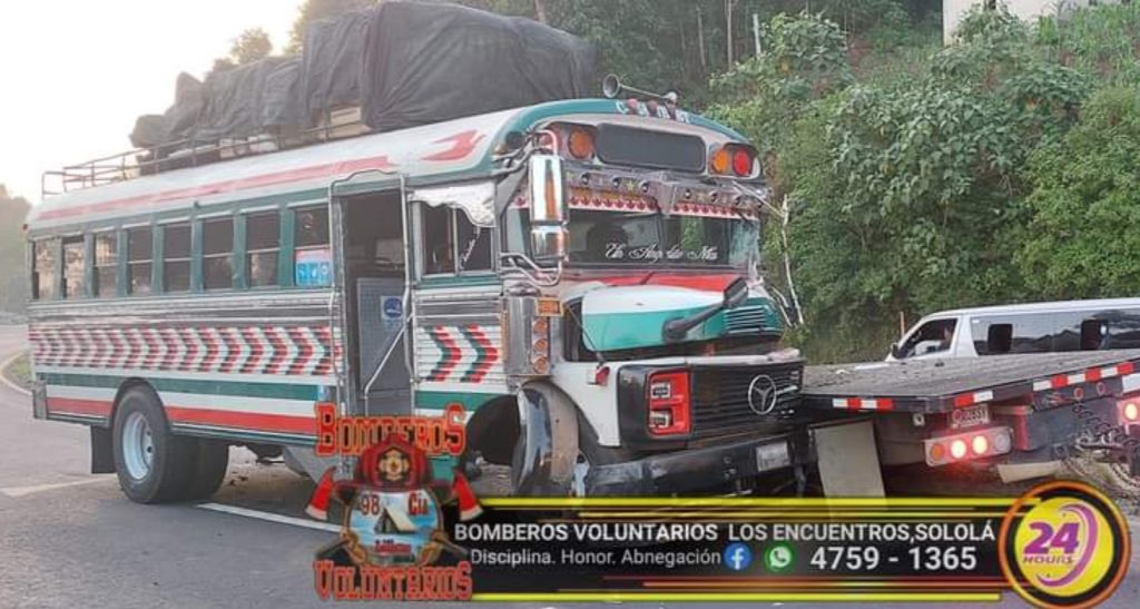 Bus extraurbano y camión chocan en Quiché