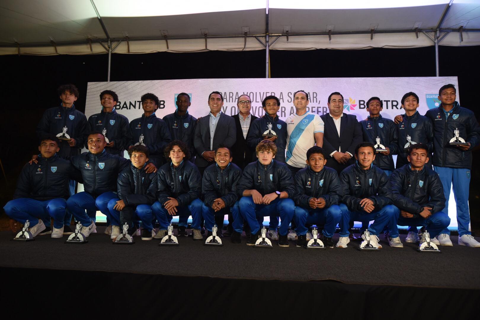 Bantrab entrega Galardón del Trabajador a Sub-15 de Guatemala.