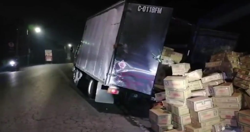 Camión cae a cuneta y bota la carga en Villa Nueva