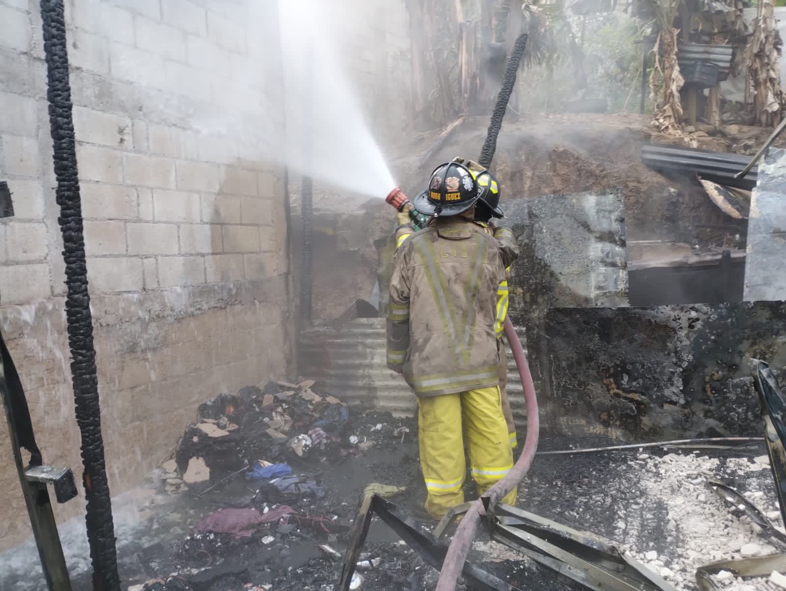 Incendio consume vivienda en la zona 25