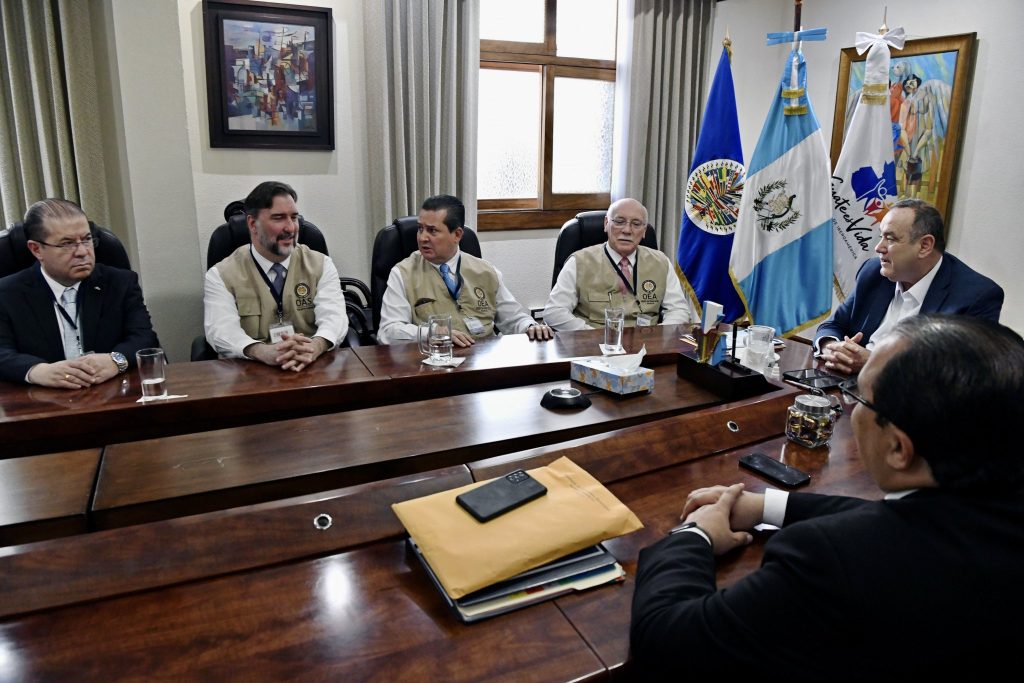 Giammattei se reúne con misión de observación electoral de la OEA