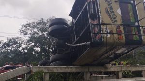 Bus extraurbano de transportes Pamaxan volcado en Cocales