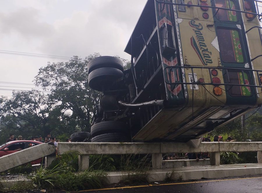 Bus extraurbano de transportes Pamaxan volcado en Cocales