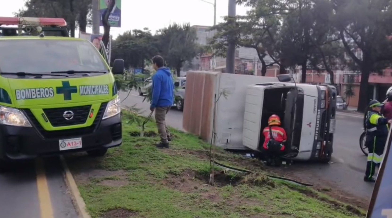 camión volcado en el Periférico