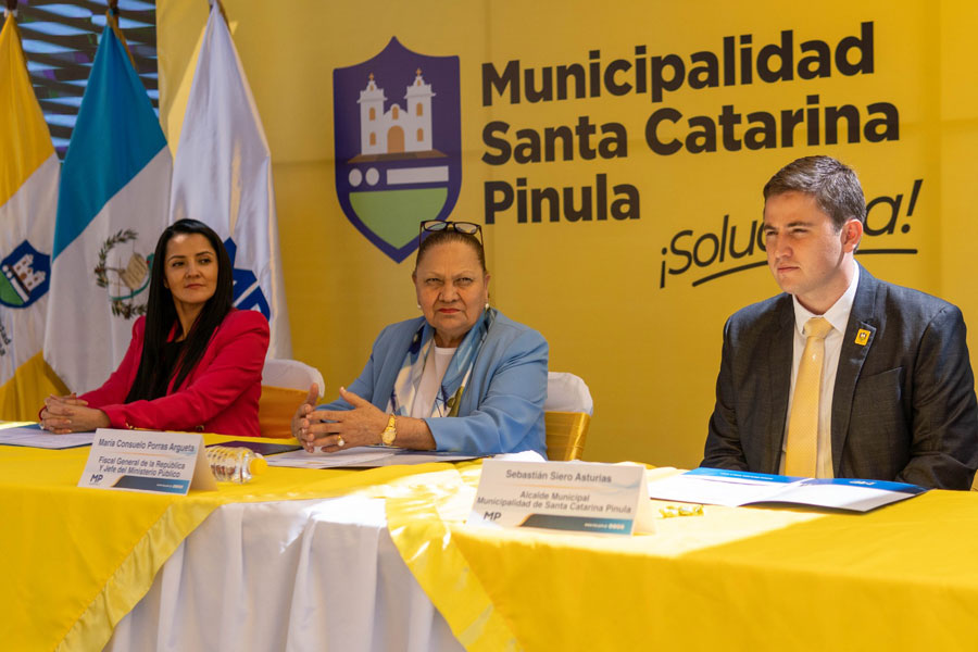 Consuelo Porras y Sebastián Siero firman convenio