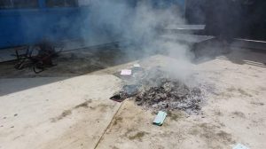 quema de papeletas durante disturbios en San Martin Zapotitlán