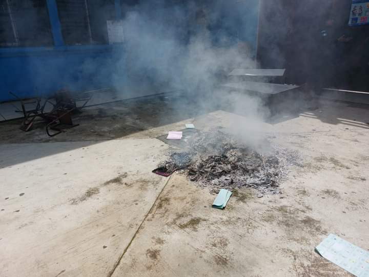 quema de papeletas durante disturbios en San Martin Zapotitlán