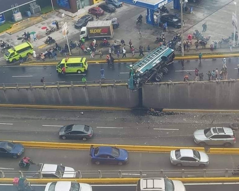 accidente de bus en bulevar Los Próceres, zona 10