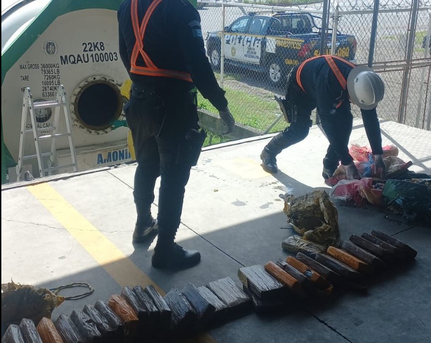 Localizan 140 paquetes con cocaína en tanque proveniente de Ecuador