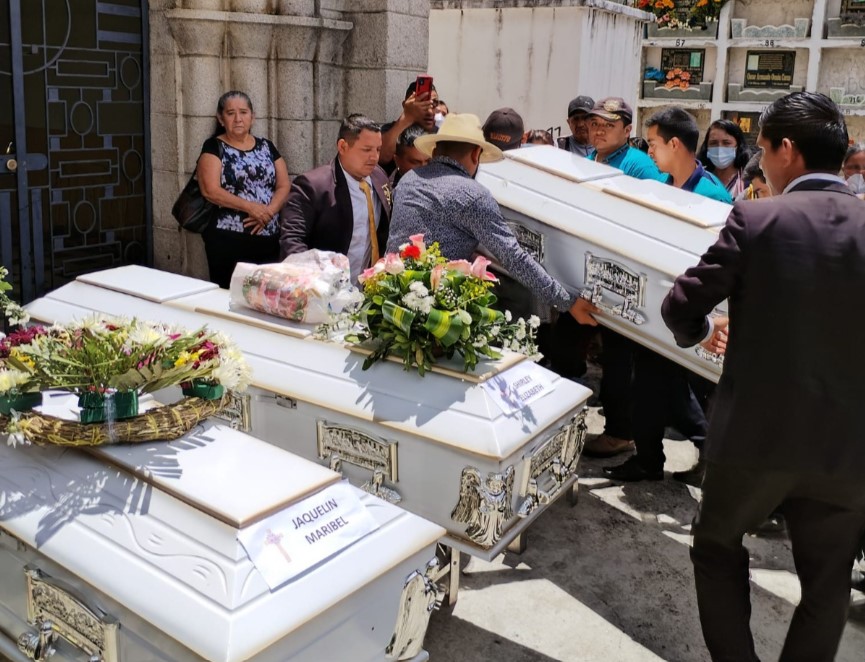 entierro de niñas muertas en Iztapa