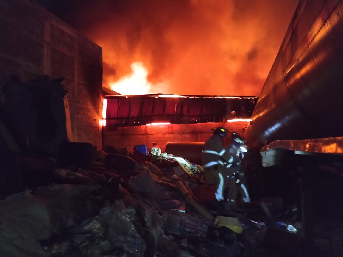 incendio en bodega de Villa Nueva