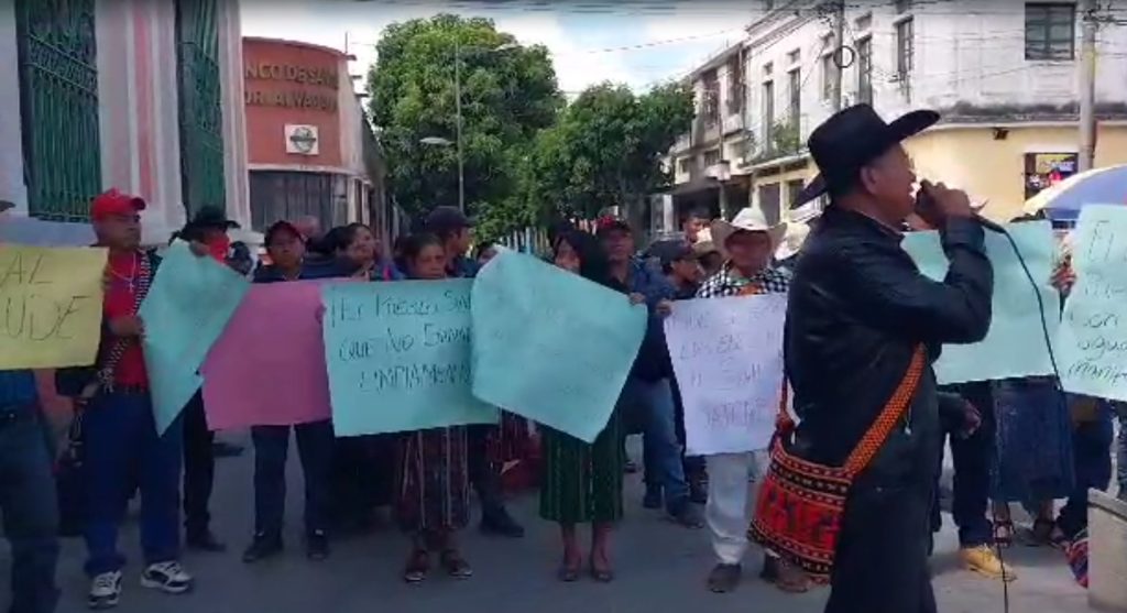 protesta de habitantes de San Andrés Sajcabajá, Quiché, frente al TSE