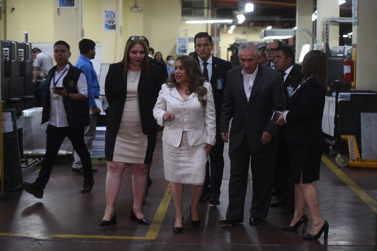 Presidenta del TSE supervisa la impresión de papeletas para la segunda vuelta