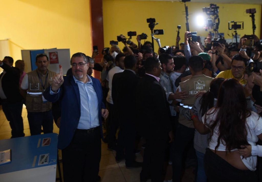Bernardo Arévalo, candidato presidencial del Movimiento Semilla, vota en segunda vuelta