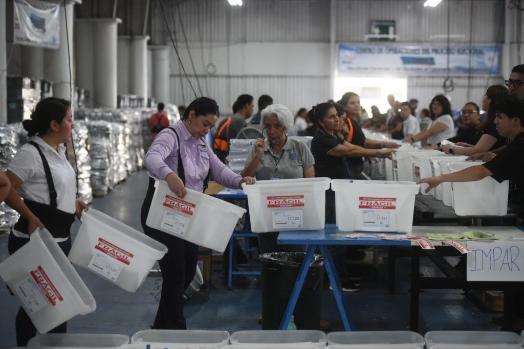 embalaje de cajas electorales para la segunda vuelta de elecciones 2023