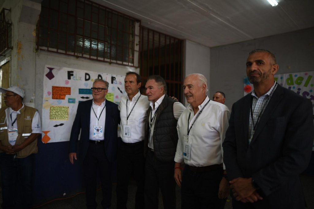 Expresidentes latinoamericanos visitan centro de votación en Guatemala
