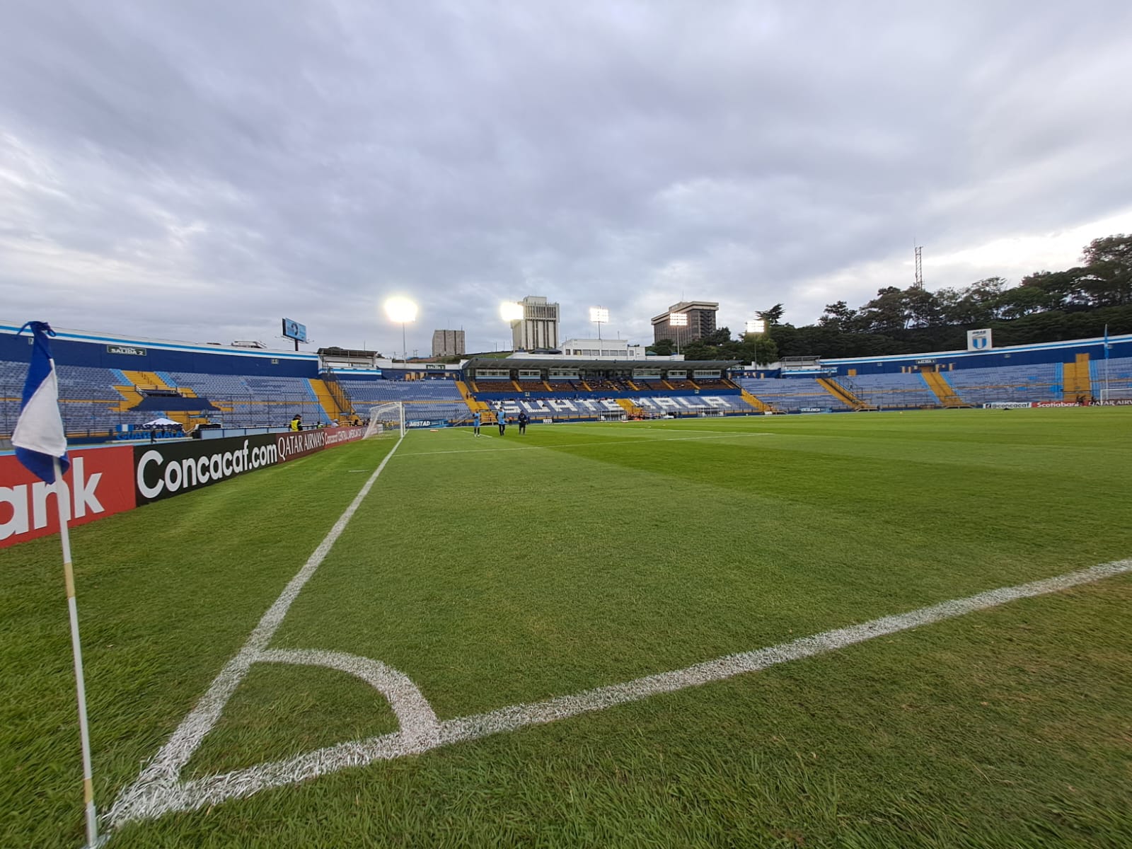 Gerardo Paiz sobre la gramilla del estadio Nacional