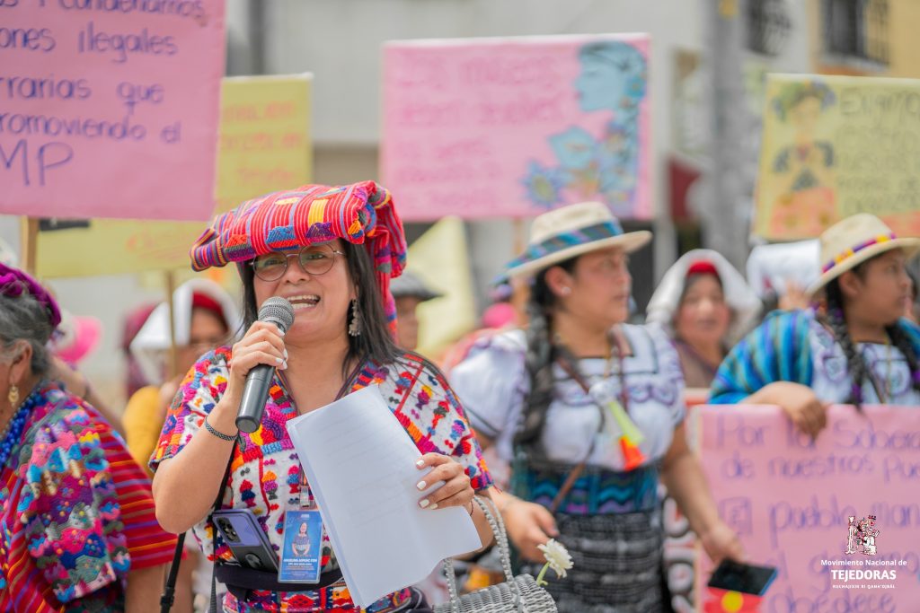 mujeres tejedoras protestan frente al MP