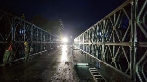 Trabajos del Cuerpo de Ingenieros del Ejército en el puente temporal del km 17.5 ruta al Pacífico