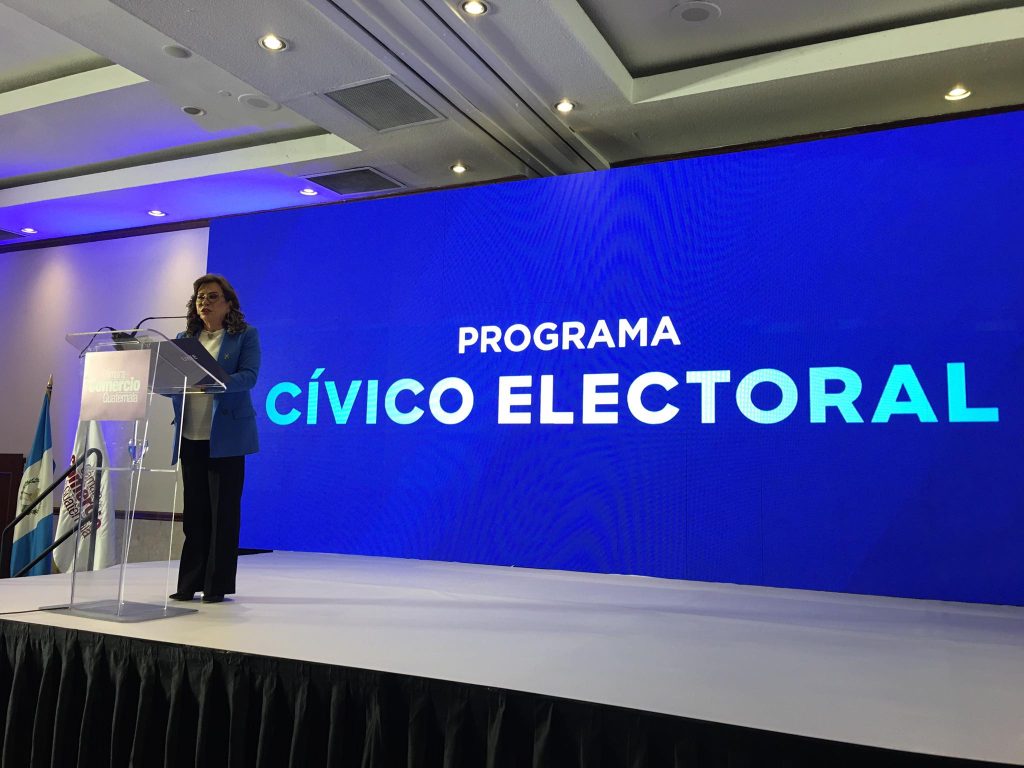 Sandra Torres participa en foro de la Cámara de Comercio