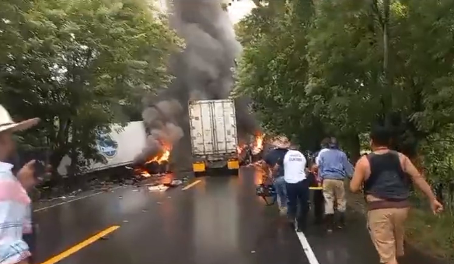 accidente de tráiler en Izabal