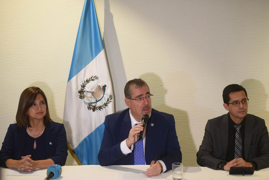 Bernardo Arévalo y Karin Herrera se refirieron a los allanamientos del MP