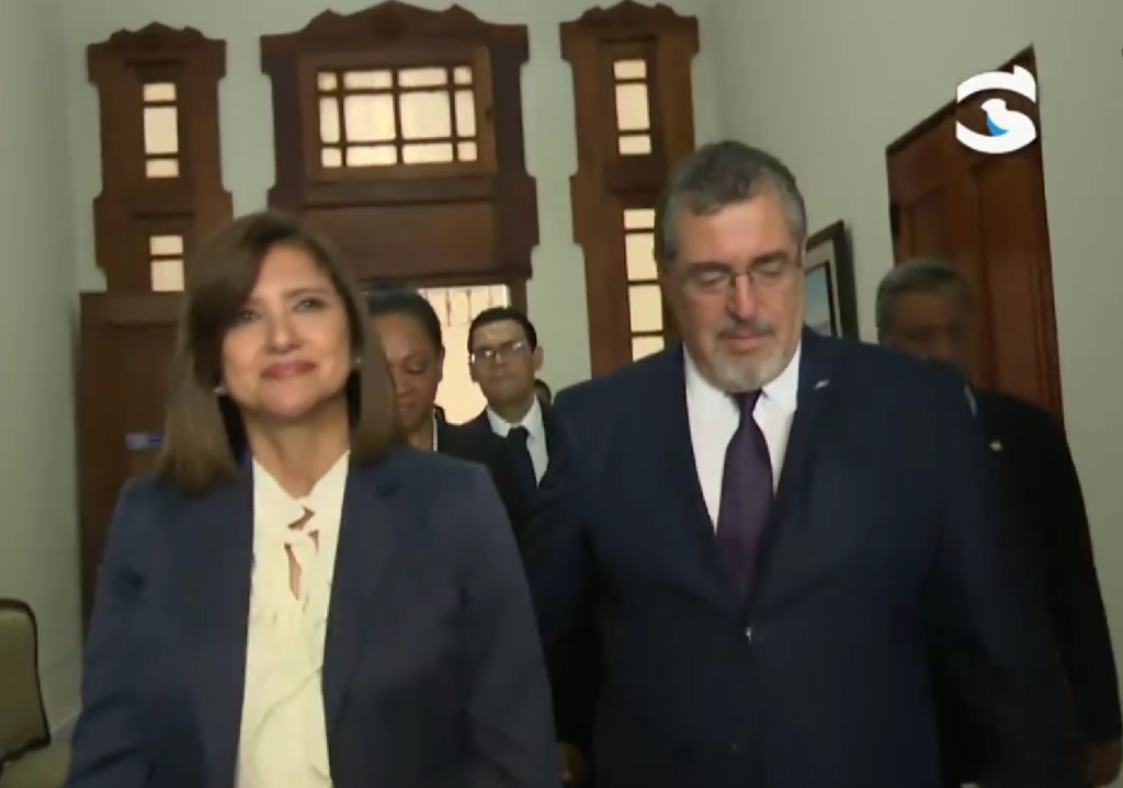 Bernardo Arévalo y Karin Herrera acuden a reunión de transición