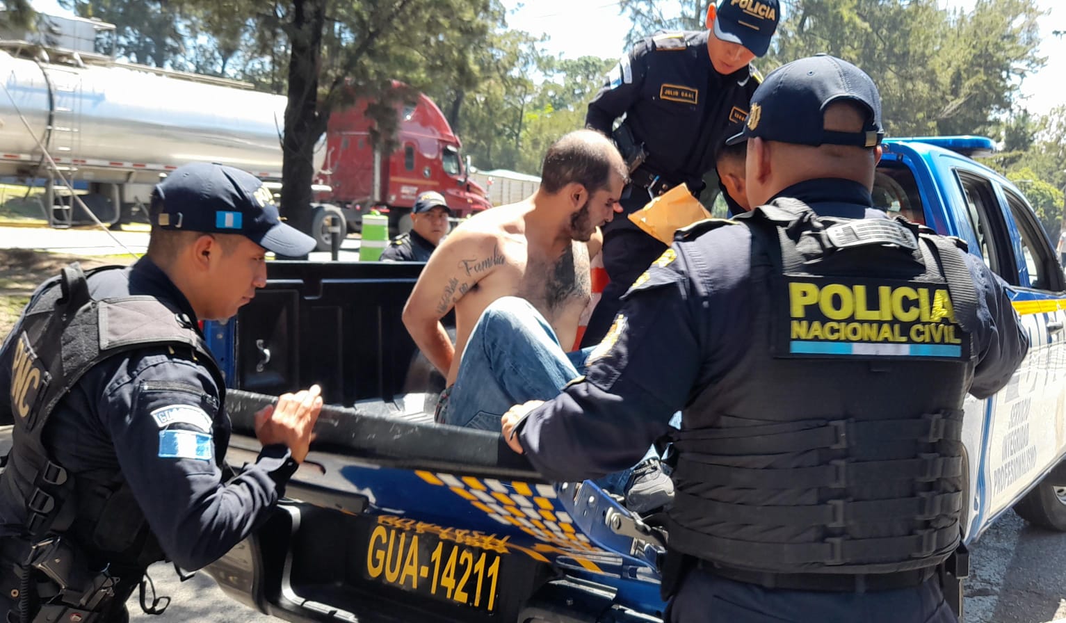 Tras persecución, capturan a presuntos sicarios en la calzada Roosevelt