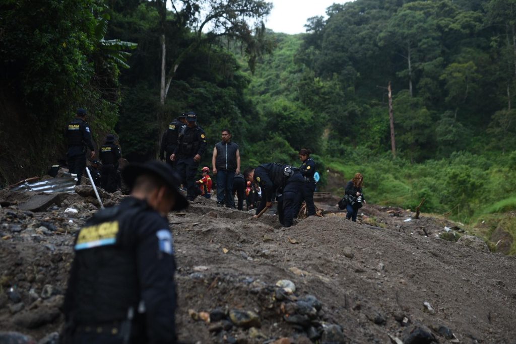 personas desaparecidas tras ser arrastradas por río bajo el puente El Naranjo