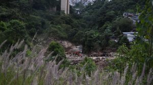 personas desaparecidas tras ser arrastradas por río bajo el puente El Naranjo