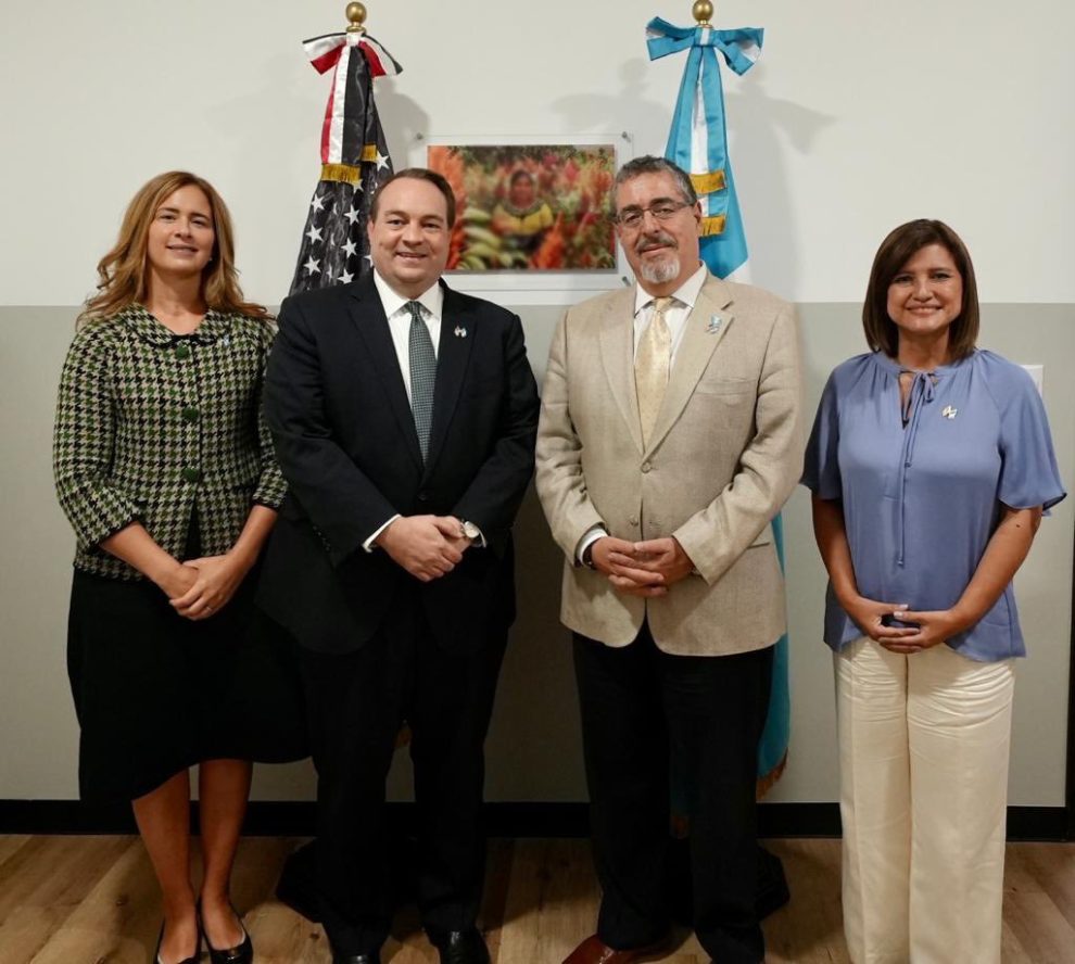 Bernardo Arévalo y Karin Herrera se reúnen con encargado de negocios de embajada de Estados Unidos