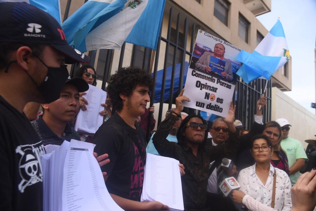 Entregan más de 100 mil firmas de ciudadanos que exigen renuncia de Porras