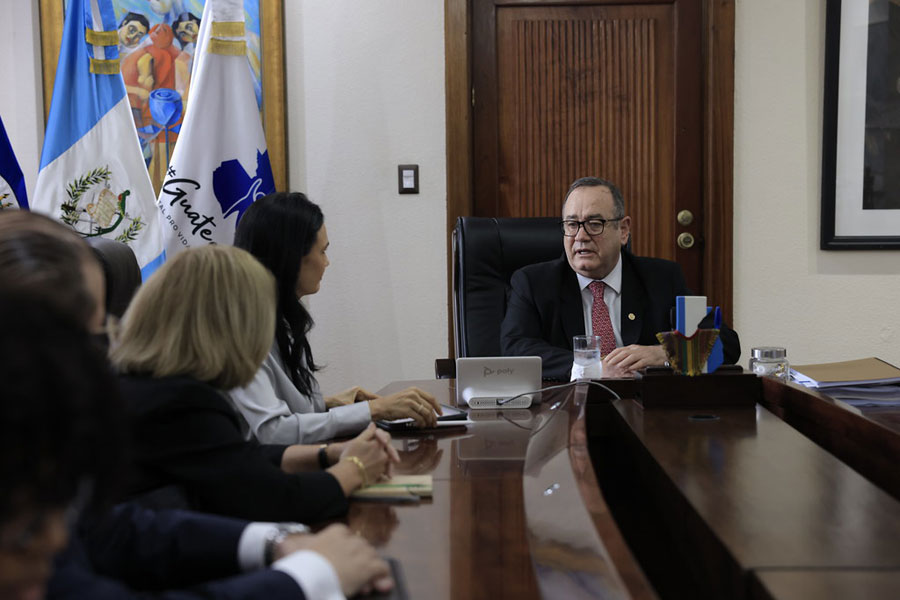 Presidente Giammattei se reúne con delegación de la OEA