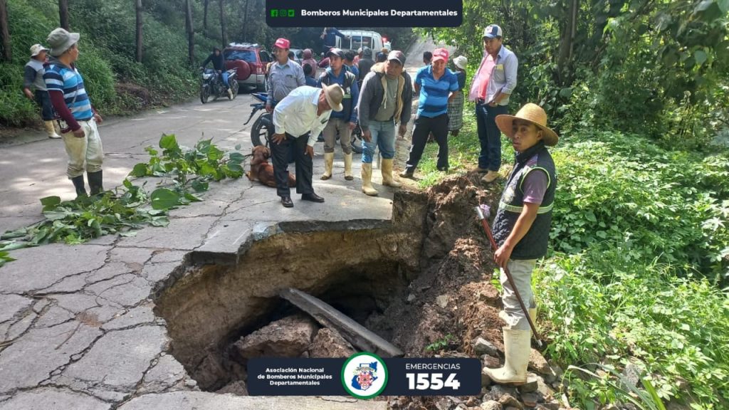 Camión cae a hundimiento en Tecpán Guatemala