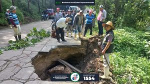 Camión cae a hundimiento en Tecpán Guatemala
