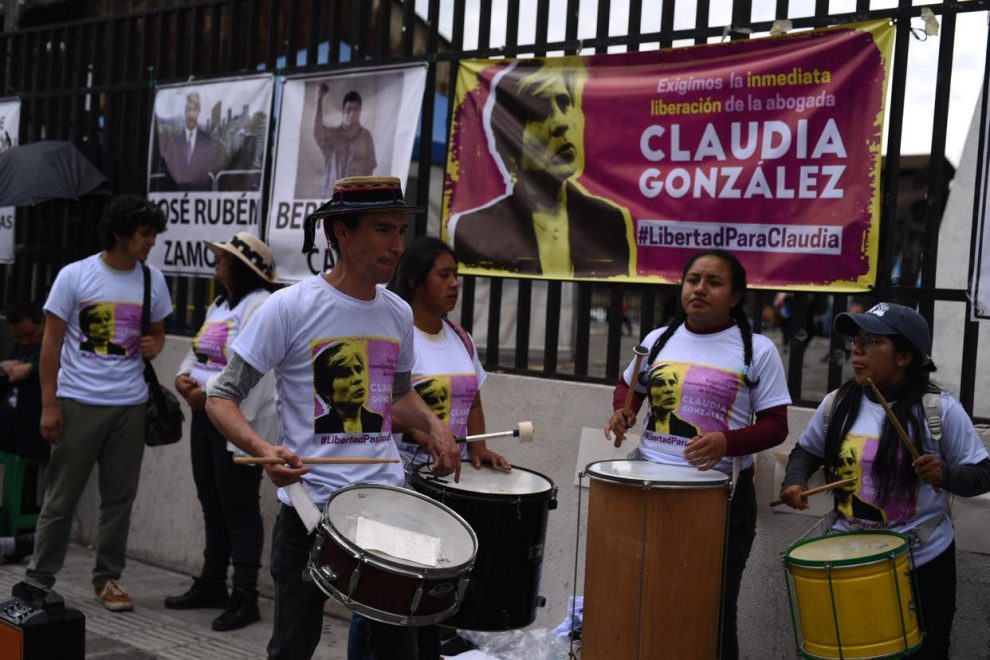 Realizan plantón en respaldo a exmandataria de CICIG, Claudia González