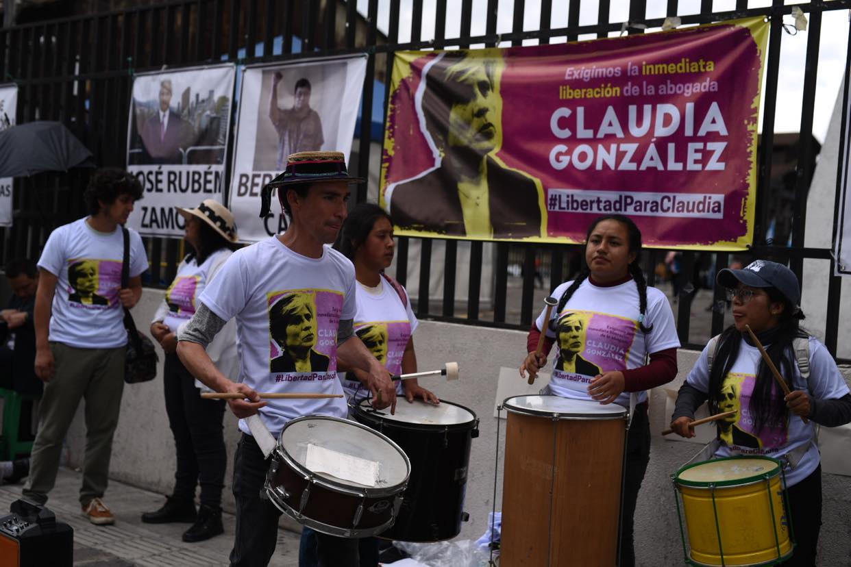 Realizan plantón en respaldo a exmandataria de CICIG, Claudia González