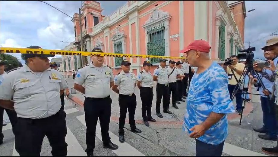 Vecino reclama a los policías por apoyar allanamientos contra la PNC