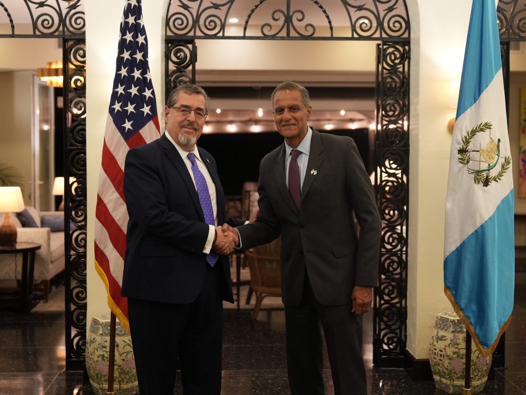 subsecretario Richard Verma se reúne con el presidente electo, Bernardo Arévalo