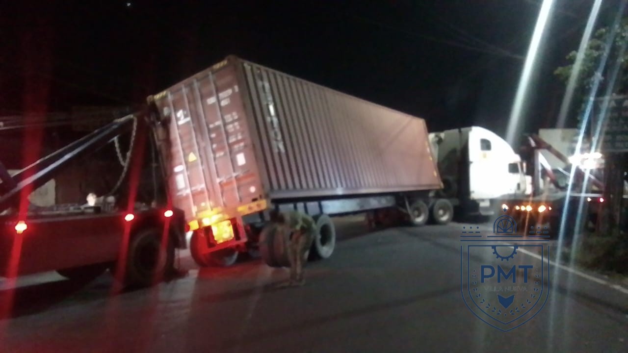 tráiler accidente en Villa Nueva