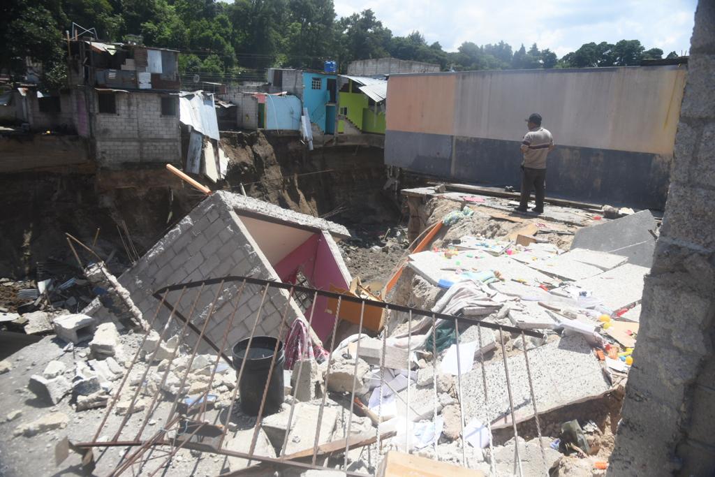 viviendas en riesgo por socavamiento en San Miguel Petapa