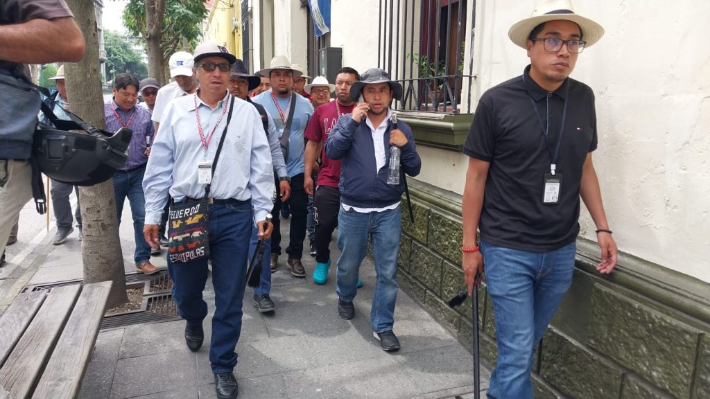 líderes de los 48 Cantones de Totonicapán llegan a Casa Presidencial