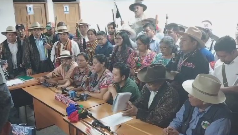 autoridades indígenas brindan conferencia sobre desalojo de bloqueos